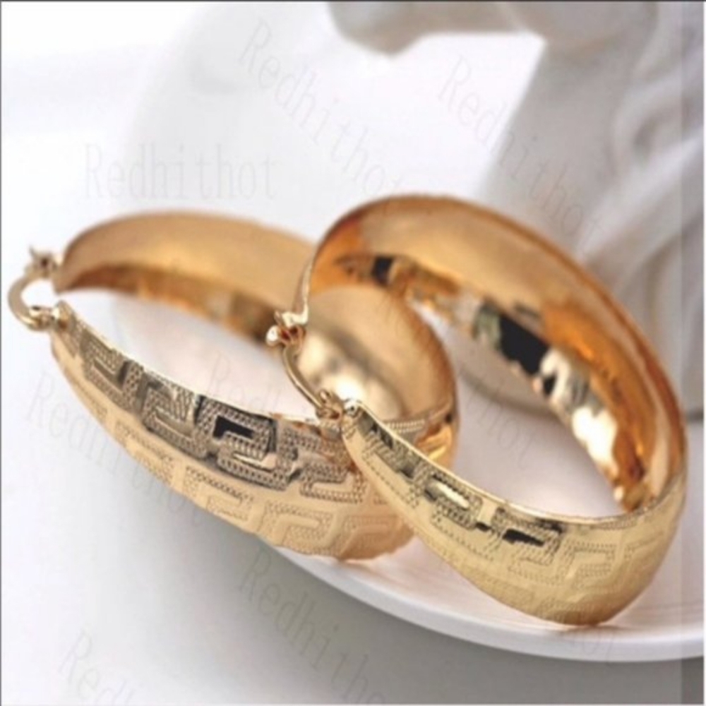 NEW 18K Gold Finish Design Hoop Earrings - Picture 3 of 4